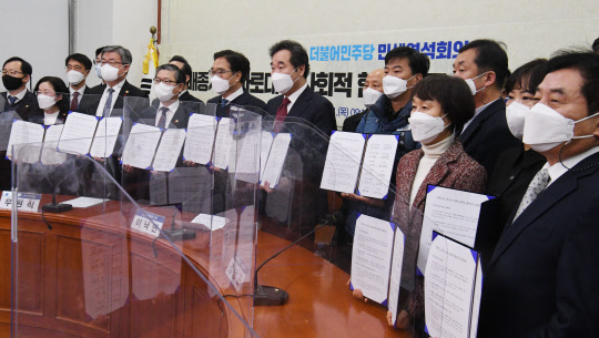 택배노동자 과로사 대책을 위한 사회적 합의기구가 21일 국회 더불어민주당 당대표실에서 1차 합의문을 발표하고 기념촬영을 하고 있다. 더불어민주당 민생연석회의 의장인 이낙연 대표, 택배 노사와 정부 대표 등 참석자들이 합의문을 들고 있다.  연합뉴스
